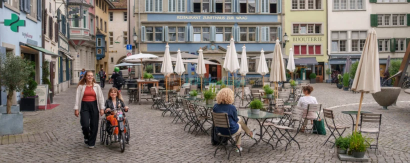 Visite de Zurich avec ferry et billet pour le téléphérique de Felsenegg - Explorez Zurich avec la Visite de Zurich incluant une traversée en ferry pittoresque sur le lac de Zurich et une montée en téléphérique spectaculaire jusqu'à Felsenegg. Découvrez les principales attractions de Zurich, flânez dans la vieille ville médiévale et profitez de vues panoramiques sur les Alpes suisses. Réservez avec JTR Vacances pour une expérience touristique inoubliable à Zurich combinant culture, nature et histoire en une seule visite guidée. Parfait pour les visiteurs venant pour la première fois et les amoureux de la nature. Visite de Zurich avec ferry et billet pour le téléphérique de Felsenegg - Image 4 sur 5