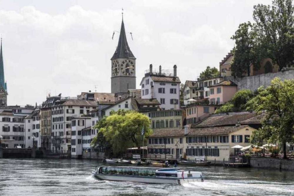 Tour por la ciudad de Zúrich con ticket para ferry y teleférico Felsenegg - Explora Zurich con el Tour por la Ciudad de Zurich que incluye un paseo escénico en ferry por el Lago de Zurich y un impresionante viaje en teleférico a Felsenegg. Descubre las principales atracciones de Zurich, pasea por el casco medieval de la ciudad y disfruta de vistas panorámicas de los Alpes Suizos. Reserva con JTR Holidays para una experiencia inolvidable de turismo en Zurich que combina cultura, naturaleza e historia en un solo recorrido guiado. Perfecto para visitantes primerizos y amantes de la naturaleza por igual. Tour por la ciudad de Zúrich con ticket para ferry y teleférico Felsenegg - Imagen 5 de 5