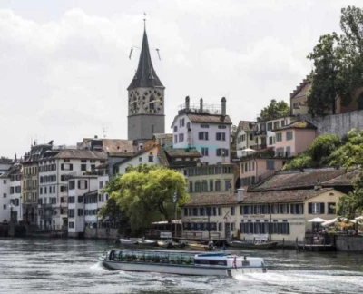 Visite de Zurich avec ferry et billet pour le téléphérique de Felsenegg - Explorez Zurich avec la Visite de Zurich incluant une traversée en ferry pittoresque sur le lac de Zurich et une montée en téléphérique spectaculaire jusqu'à Felsenegg. Découvrez les principales attractions de Zurich, flânez dans la vieille ville médiévale et profitez de vues panoramiques sur les Alpes suisses. Réservez avec JTR Vacances pour une expérience touristique inoubliable à Zurich combinant culture, nature et histoire en une seule visite guidée. Parfait pour les visiteurs venant pour la première fois et les amoureux de la nature. Visite de Zurich avec ferry et billet pour le téléphérique de Felsenegg - Image 5 sur 5