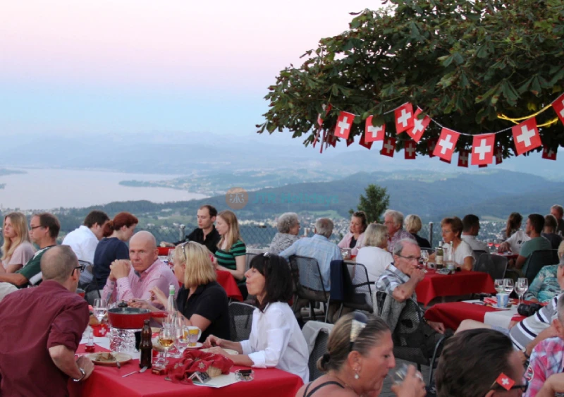 Tour al Tramonto a Zurigo e Cena con Biglietto per la Fonduta di Formaggio Svizzera