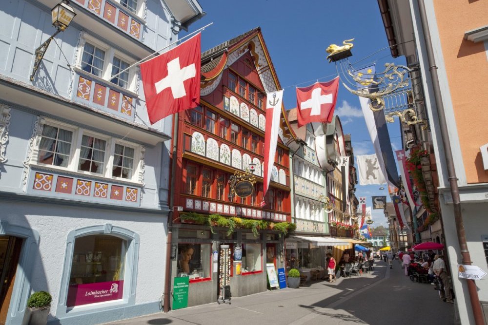 Appenzeller Tour ab Zürich mit Käse- und Schokoladenverkostungsticket - Entdecken Sie die Aromen der Schweiz auf einer Appenzeller Tagestour ab Zürich. Genießen Sie eine Käseverkostung in einer traditionellen Molkerei, Schokoladenproben in einer lokalen Fabrik und malerische Ausblicke bei einer Seilbahnfahrt. Buchen Sie noch heute Ihr kulinarisches Schweizer Abenteuer! Appenzeller Tour ab Zürich mit Käse- und Schokoladenverkostungsticket - Bild 3 von 5