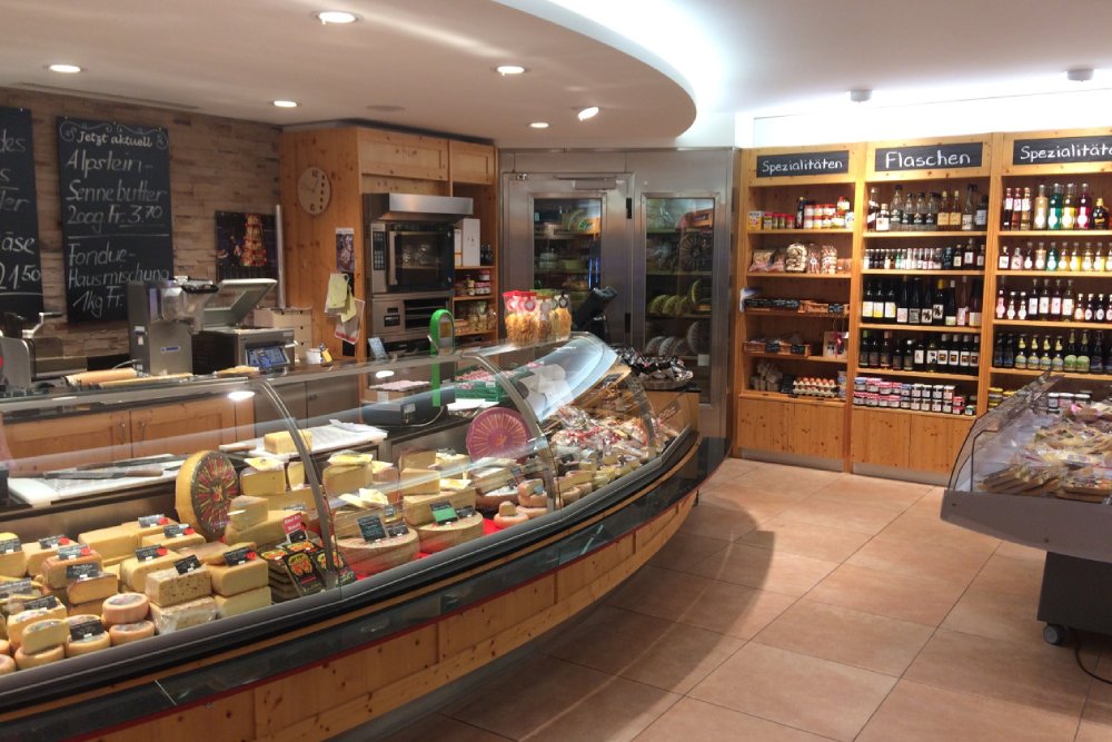 Appenzeller Tour ab Zürich mit Käse- und Schokoladenverkostungsticket - Entdecken Sie die Aromen der Schweiz auf einer Appenzeller Tagestour ab Zürich. Genießen Sie eine Käseverkostung in einer traditionellen Molkerei, Schokoladenproben in einer lokalen Fabrik und malerische Ausblicke bei einer Seilbahnfahrt. Buchen Sie noch heute Ihr kulinarisches Schweizer Abenteuer! Appenzeller Tour ab Zürich mit Käse- und Schokoladenverkostungsticket - Bild 4 von 5