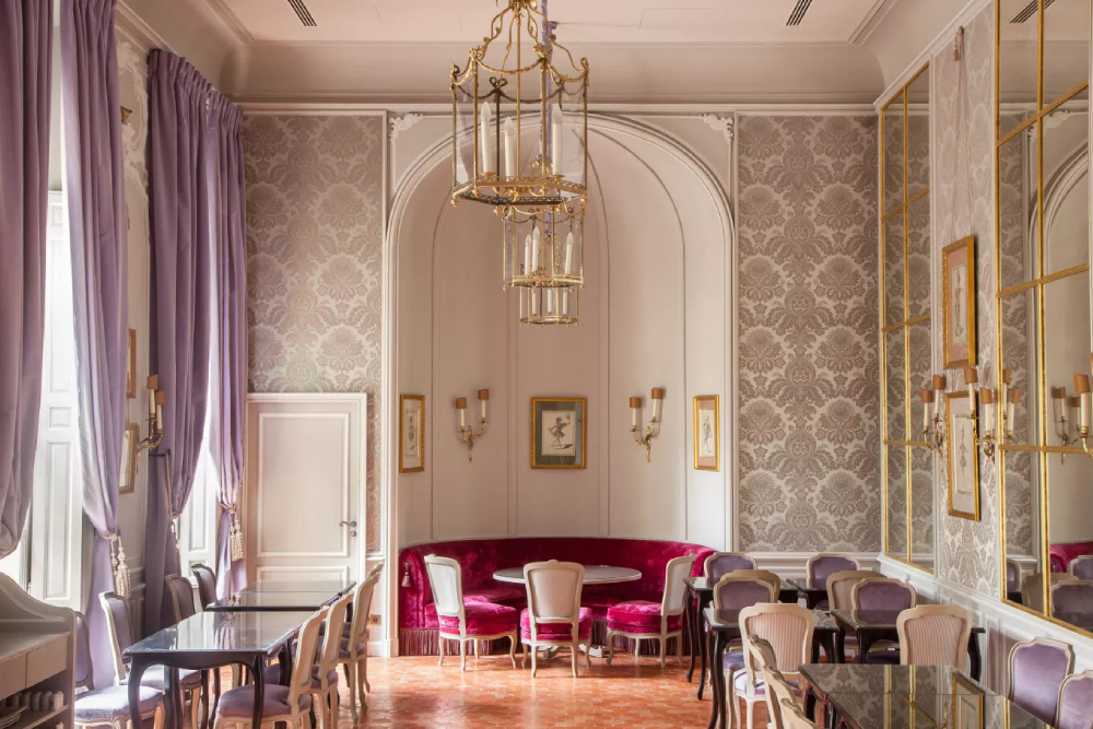 Caumont Kunstzentrum - Das Hotel de Caumont ist ein beeindruckendes Herrenhaus aus dem 18. Jahrhundert in Aix-en-Provence, das eine perfekte Mischung aus Kunst, Geschichte und Eleganz bietet. Im Hotel de Caumont können Sie wunderschöne historische Salons, exquisite Gärten und eine renommierte Kunstgalerie mit internationalen Ausstellungen und Meisterwerken von Paul Cézanne entdecken. Das Hotel de Caumont verfügt außerdem über eine charmante Boutique-Buchhandlung und ein reizvolles eigenes Restaurant. Erleben Sie die zeitlose Schönheit und kulturelle Vielfalt des Hotel de Caumont während Ihres Besuchs in Aix-en-Provence. Caumont Kunstzentrum - Bild 3 von 5