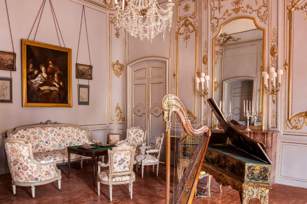 Caumont Kunstzentrum - Das Hotel de Caumont ist ein beeindruckendes Herrenhaus aus dem 18. Jahrhundert in Aix-en-Provence, das eine perfekte Mischung aus Kunst, Geschichte und Eleganz bietet. Im Hotel de Caumont können Sie wunderschöne historische Salons, exquisite Gärten und eine renommierte Kunstgalerie mit internationalen Ausstellungen und Meisterwerken von Paul Cézanne entdecken. Das Hotel de Caumont verfügt außerdem über eine charmante Boutique-Buchhandlung und ein reizvolles eigenes Restaurant. Erleben Sie die zeitlose Schönheit und kulturelle Vielfalt des Hotel de Caumont während Ihres Besuchs in Aix-en-Provence. Caumont Kunstzentrum - Bild 4 von 5