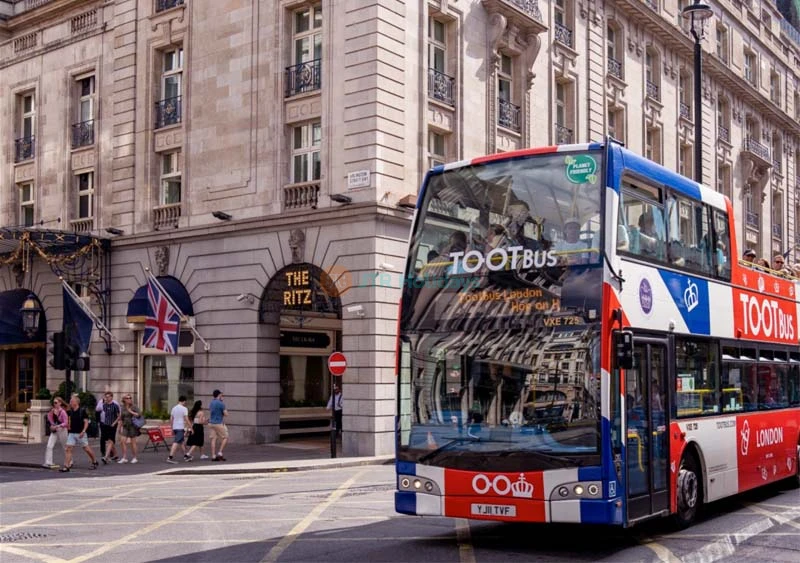London Hop-On-Hop-Off Bus by Tootbus