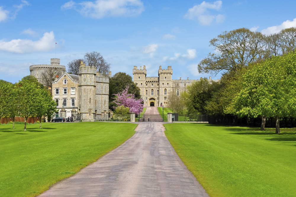Windsor Castle Half Day Tour from London with Audio Guide - Experience a captivating half day tour from London to Windsor Castle, including an insightful audio guide. Discover royal history, stunning architecture, and beautiful gardens in one of the world’s oldest inhabited castles. Perfect for history lovers and day trippers alike. Windsor Castle Half Day Tour from London with Audio Guide - Image 1 of 5