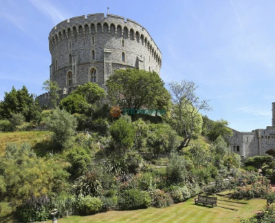 Windsor Castle Half Day Tour from London with Audio Guide - Experience a captivating half day tour from London to Windsor Castle, including an insightful audio guide. Discover royal history, stunning architecture, and beautiful gardens in one of the world’s oldest inhabited castles. Perfect for history lovers and day trippers alike. Windsor Castle Half Day Tour from London with Audio Guide - Image 2 of 5