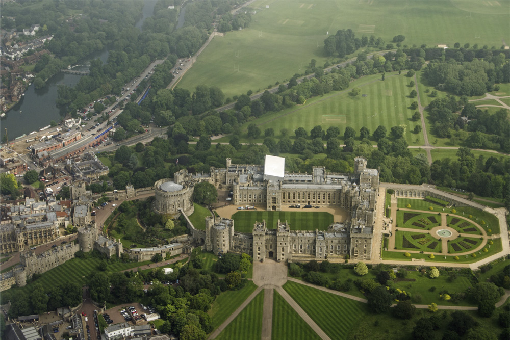 Windsor Castle Half Day Tour from London with Audio Guide - Experience a captivating half day tour from London to Windsor Castle, including an insightful audio guide. Discover royal history, stunning architecture, and beautiful gardens in one of the world’s oldest inhabited castles. Perfect for history lovers and day trippers alike. Windsor Castle Half Day Tour from London with Audio Guide - Image 3 of 5