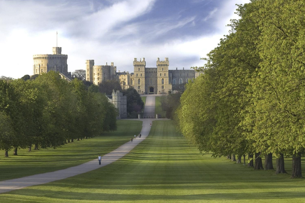 Windsor Castle Half Day Tour from London with Audio Guide - Experience a captivating half day tour from London to Windsor Castle, including an insightful audio guide. Discover royal history, stunning architecture, and beautiful gardens in one of the world’s oldest inhabited castles. Perfect for history lovers and day trippers alike. Windsor Castle Half Day Tour from London with Audio Guide - Image 4 of 5