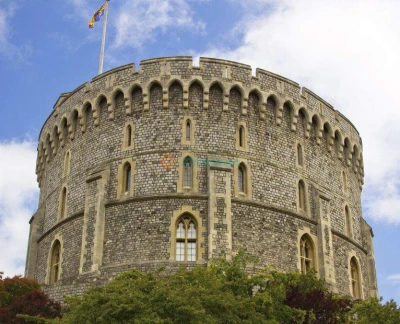 Windsor Castle Half Day Tour from London with Audio Guide - Experience a captivating half day tour from London to Windsor Castle, including an insightful audio guide. Discover royal history, stunning architecture, and beautiful gardens in one of the world’s oldest inhabited castles. Perfect for history lovers and day trippers alike. Windsor Castle Half Day Tour from London with Audio Guide - Image 5 of 5