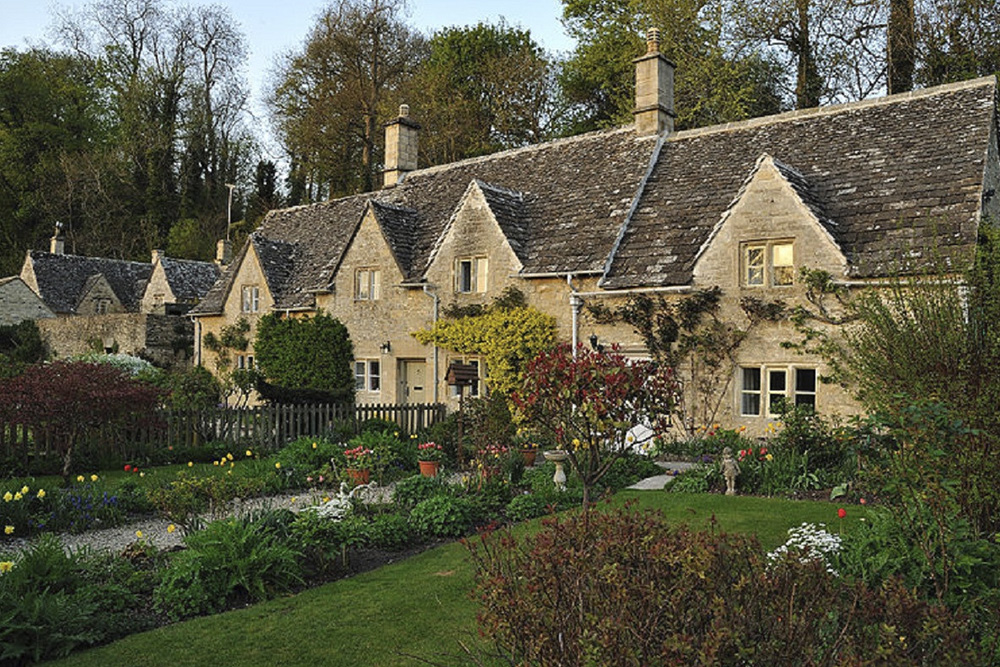Cotswolds Village Tour with Lunch - Experience a guided Cotswolds village tour, visiting Burford, Bibury, Bourton on the Water, and Stow on the Wold. Enjoy breathtaking scenery, charming streets, and a delicious two course lunch at a historic inn for a perfect blend of English countryside beauty and local flavors. Cotswolds Village Tour with Lunch - Image 1 of 5