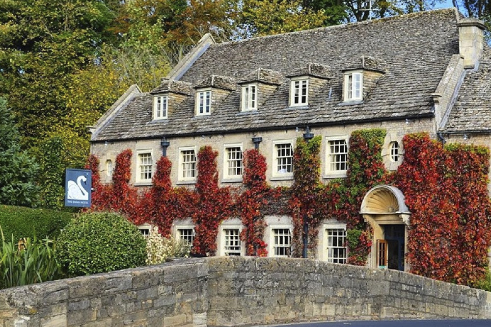 Cotswolds Village Tour with Lunch - Experience a guided Cotswolds village tour, visiting Burford, Bibury, Bourton on the Water, and Stow on the Wold. Enjoy breathtaking scenery, charming streets, and a delicious two course lunch at a historic inn for a perfect blend of English countryside beauty and local flavors. Cotswolds Village Tour with Lunch - Image 3 of 5
