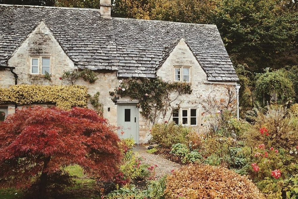 Cotswolds Village Tour with Lunch - Experience a guided Cotswolds village tour, visiting Burford, Bibury, Bourton on the Water, and Stow on the Wold. Enjoy breathtaking scenery, charming streets, and a delicious two course lunch at a historic inn for a perfect blend of English countryside beauty and local flavors. Cotswolds Village Tour with Lunch - Image 4 of 5