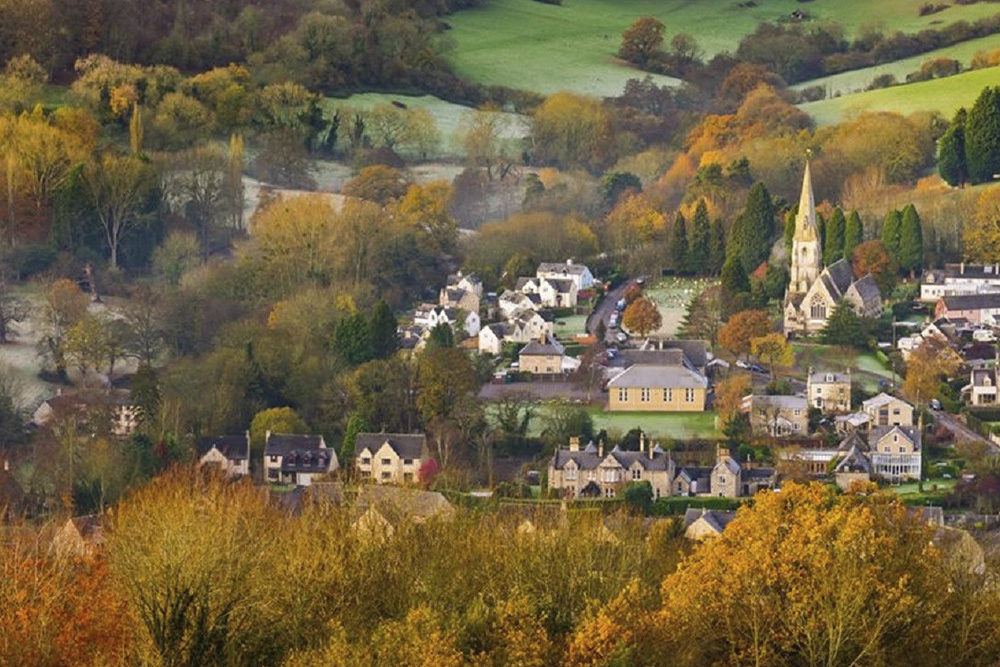 Cotswolds Village Tour with Lunch - Experience a guided Cotswolds village tour, visiting Burford, Bibury, Bourton on the Water, and Stow on the Wold. Enjoy breathtaking scenery, charming streets, and a delicious two course lunch at a historic inn for a perfect blend of English countryside beauty and local flavors. Cotswolds Village Tour with Lunch - Image 2 of 5