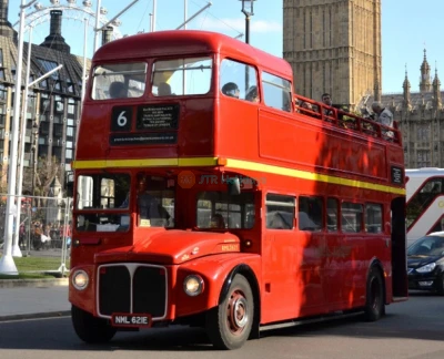 Tour en Autobús Vintage Descubierto y Crucero por el Río Támesis - Experimente Londres en un tour en autobús vintage descubierto con vistas panorámicas de la ciudad y comentario en vivo. Descubra monumentos icónicos como Big Ben y el Palacio de Buckingham, y luego disfrute de un pintoresco crucero por el río Támesis. Una aventura de turismo perfecta para todos los visitantes en Londres. Tour en Autobús Vintage Descubierto y Crucero por el Río Támesis - Imagen 2 de 5