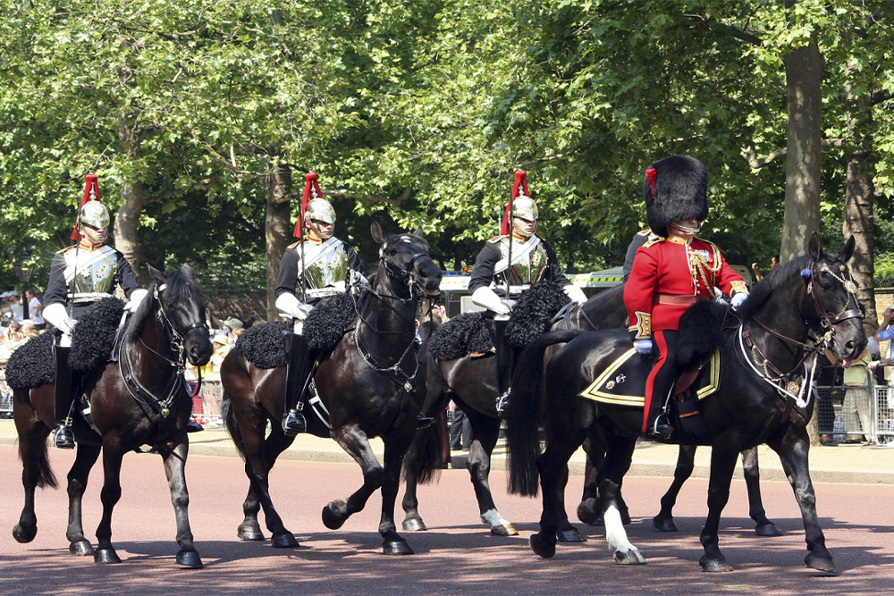 Open Top Vintage Bus Tour and River Thames Cruise - Image 4 of 5