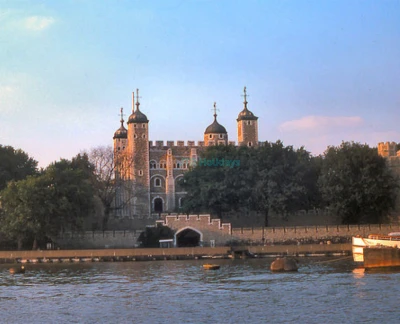 Tour en Autobús Vintage Descubierto y Crucero por el Río Támesis - Experimente Londres en un tour en autobús vintage descubierto con vistas panorámicas de la ciudad y comentario en vivo. Descubra monumentos icónicos como Big Ben y el Palacio de Buckingham, y luego disfrute de un pintoresco crucero por el río Támesis. Una aventura de turismo perfecta para todos los visitantes en Londres. Tour en Autobús Vintage Descubierto y Crucero por el Río Támesis - Imagen 5 de 5