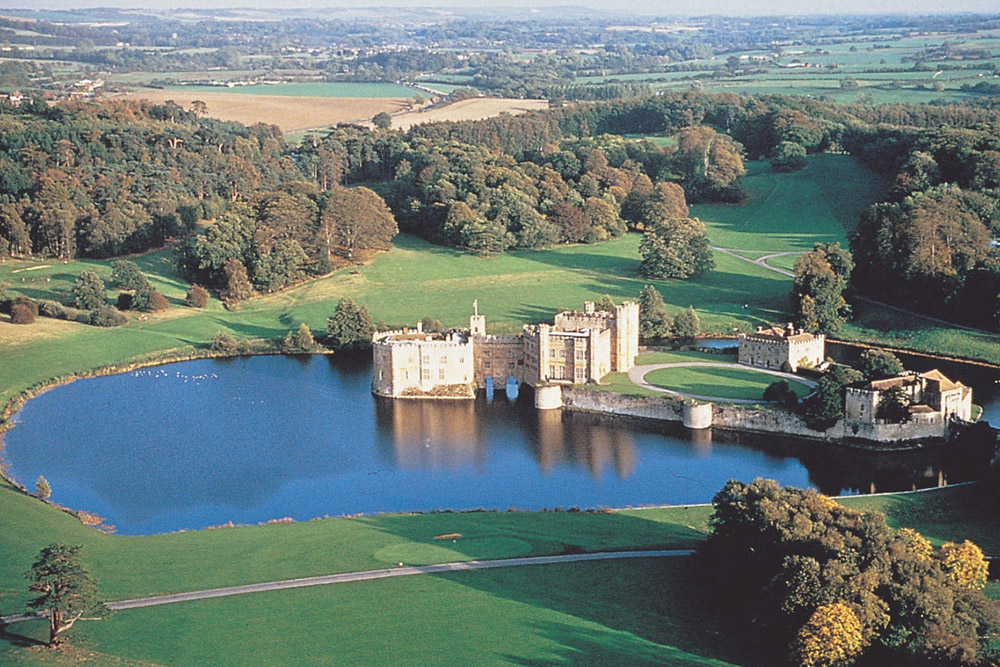 Leeds Castle, Canterbury, Dover, and Greenwich Tour from London Ticket - Discover Leeds Castle, Canterbury, Dover, and Greenwich on a full day tour from London. Explore historic landmarks, breathtaking coastlines, and charming towns, with expert guidance for an unforgettable journey through England’s heritage and scenic beauty. Leeds Castle, Canterbury, Dover, and Greenwich Tour from London Ticket - Image 4 of 5