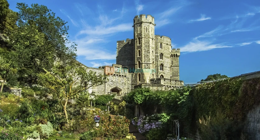 Windsor Castle, Stonehenge & Bath Day Tour with Pub Lunch in Lacock - JTR Holidays