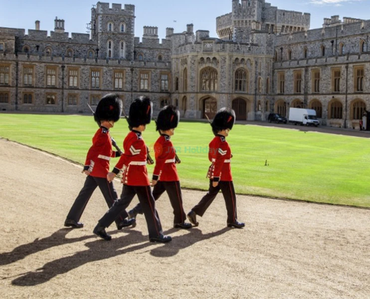 Windsor Castle, Stonehenge & Bath Day Tour with Pub Lunch in Lacock - JTR Holidays - Image 2 of 5