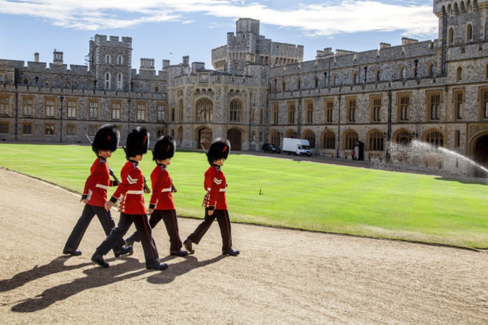 Visite du château de Windsor, de Stonehenge et de Bath avec déjeuner à Lacock - Découvrez la riche histoire de l'Angleterre lors d'une excursion d'une journée au château de Windsor, à Stonehenge et à Bath avec un déjeuner traditionnel au pub à Lacock. Explorez des sites royaux, des merveilles anciennes et des sites du patrimoine mondial de l'UNESCO lors d'un voyage inoubliable. Visite du château de Windsor, de Stonehenge et de Bath avec déjeuner à Lacock - Image 2 sur 5