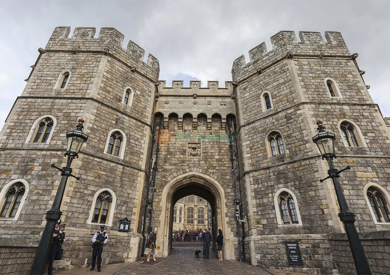 Windsor Castle Stonehenge and Bath Tour with Lunch in Lacock