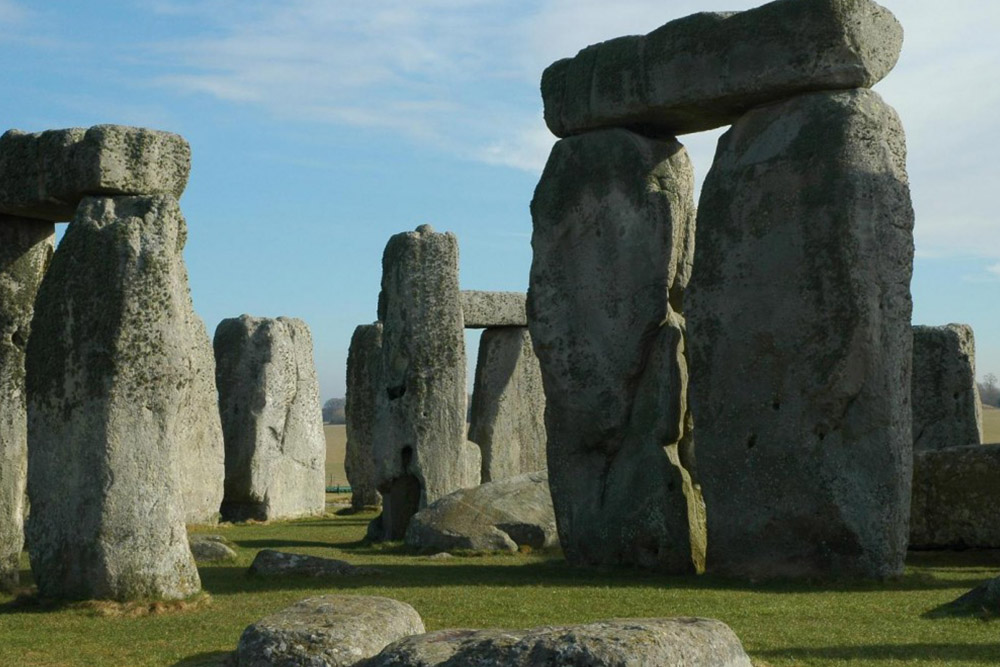 Tour a Stonehenge desde Londres - Experimenta un tour inolvidable a Stonehenge desde Londres. Esta excursión de un día al icónico Sitio Patrimonio Mundial de la UNESCO ofrece vistas impresionantes, historia rica y guía experta. Descubre los misterios del antiguo círculo de piedra, disfruta de un viaje cómodo e inmérgete en uno de los monumentos más famosos de Inglaterra en esta excursión memorable. Tour a Stonehenge desde Londres - Imagen 2 de 5