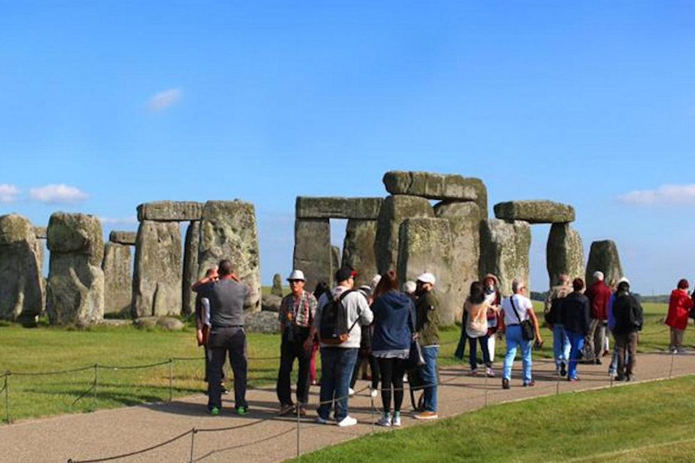 Tour a Stonehenge desde Londres - Experimenta un tour inolvidable a Stonehenge desde Londres. Esta excursión de un día al icónico Sitio Patrimonio Mundial de la UNESCO ofrece vistas impresionantes, historia rica y guía experta. Descubre los misterios del antiguo círculo de piedra, disfruta de un viaje cómodo e inmérgete en uno de los monumentos más famosos de Inglaterra en esta excursión memorable. Tour a Stonehenge desde Londres - Imagen 5 de 5