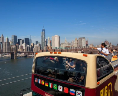 Tours de Autobús Turístico Hop-On Hop-Off de Nueva York Big Bus - Descubre la ciudad de Nueva York con los Tours de Autobús Turístico Hop-On Hop-Off Big Bus. Explora lugares emblemáticos como Times Square, Central Park y la Estatua de la Libertad a tu propio ritmo. Disfruta de vistas panorámicas, comentarios informativos y rutas flexibles que te permiten experimentar lo mejor de NYC a tu manera. Perfecto para turistas y locales por igual. Tours de Autobús Turístico Hop-On Hop-Off de Nueva York Big Bus - Imagen 2 de 5