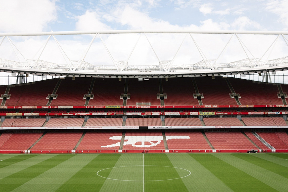 Boleto de Visita Autoguiada al Emirates Stadium del Arsenal FC - Explora el icónico Emirates Stadium con una visita autoguiada del Arsenal FC. Camina por las áreas de los jugadores, disfruta de comentarios de audio en varios idiomas y visita el Museo del Arsenal para una experiencia inolvidable detrás de escenas del fútbol en Londres. Boleto de Visita Autoguiada al Emirates Stadium del Arsenal FC - Imagen 1 de 5