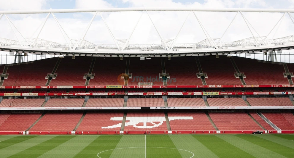 Boleto de Visita Autoguiada al Emirates Stadium del Arsenal FC - Explora el icónico Emirates Stadium con una visita autoguiada del Arsenal FC. Camina por las áreas de los jugadores, disfruta de comentarios de audio en varios idiomas y visita el Museo del Arsenal para una experiencia inolvidable detrás de escenas del fútbol en Londres. Boleto de Visita Autoguiada al Emirates Stadium del Arsenal FC - Imagen 1 de 5