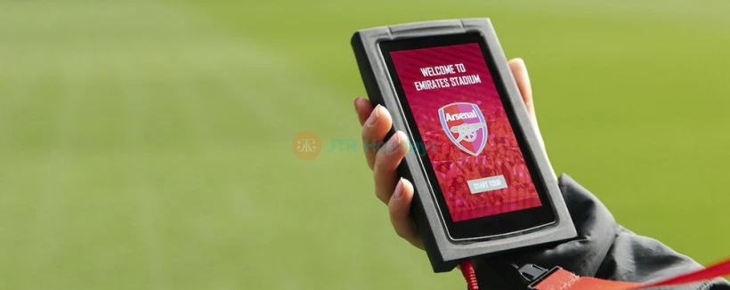 Boleto de Visita Autoguiada al Emirates Stadium del Arsenal FC - Explora el icónico Emirates Stadium con una visita autoguiada del Arsenal FC. Camina por las áreas de los jugadores, disfruta de comentarios de audio en varios idiomas y visita el Museo del Arsenal para una experiencia inolvidable detrás de escenas del fútbol en Londres. Boleto de Visita Autoguiada al Emirates Stadium del Arsenal FC - Imagen 3 de 5