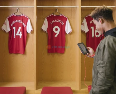Boleto de Visita Autoguiada al Emirates Stadium del Arsenal FC - Explora el icónico Emirates Stadium con una visita autoguiada del Arsenal FC. Camina por las áreas de los jugadores, disfruta de comentarios de audio en varios idiomas y visita el Museo del Arsenal para una experiencia inolvidable detrás de escenas del fútbol en Londres. Boleto de Visita Autoguiada al Emirates Stadium del Arsenal FC - Imagen 5 de 5