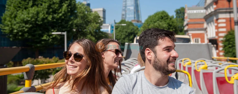 London Hop-On-Hop-Off Bus von Tootbus - Entdecken Sie das Beste von London mit dem Hop-On Hop-Off Bus von Tootbus. Fahren Sie mit einem offenen Doppeldeckerbus durch die Stadt und genießen Sie erstaunliche Ausblicke auf berühmte Wahrzeichen wie Big Ben, Buckingham Palace und das London Eye. Steigen Sie aus, wann immer Sie Museen, Parks und Einkaufsstraßen erkunden möchten. Steigen Sie dann wieder ein, wenn Sie bereit sind, Ihr Abenteuer fortzusetzen. Die Busse fahren häufig, so dass Sie nie lange warten müssen. Hören Sie unterhaltsame und interessante Audioguides während der Fahrt. Wählen Sie aus verschiedenen Routen, um alle Top-Sehenswürdigkeiten zu sehen. Es ist eine unterhaltsame, einfache und flexible Möglichkeit, London zu erkunden. Perfekt für Familien, Freunde und Erstbesucher London Hop-On-Hop-Off Bus von Tootbus - Bild 3 von 5