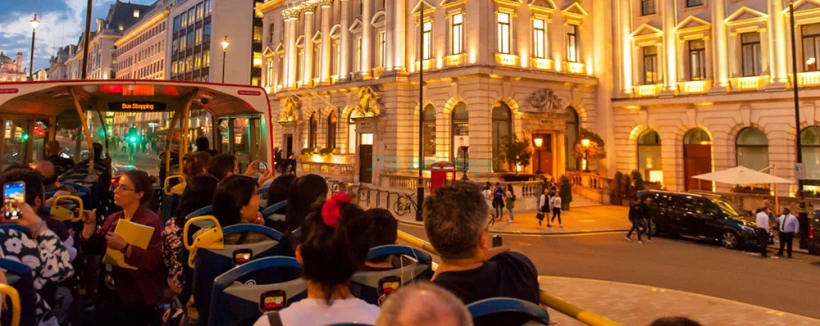 London Hop-On-Hop-Off Bus von Tootbus - Entdecken Sie das Beste von London mit dem Hop-On Hop-Off Bus von Tootbus. Fahren Sie mit einem offenen Doppeldeckerbus durch die Stadt und genießen Sie erstaunliche Ausblicke auf berühmte Wahrzeichen wie Big Ben, Buckingham Palace und das London Eye. Steigen Sie aus, wann immer Sie Museen, Parks und Einkaufsstraßen erkunden möchten. Steigen Sie dann wieder ein, wenn Sie bereit sind, Ihr Abenteuer fortzusetzen. Die Busse fahren häufig, so dass Sie nie lange warten müssen. Hören Sie unterhaltsame und interessante Audioguides während der Fahrt. Wählen Sie aus verschiedenen Routen, um alle Top-Sehenswürdigkeiten zu sehen. Es ist eine unterhaltsame, einfache und flexible Möglichkeit, London zu erkunden. Perfekt für Familien, Freunde und Erstbesucher London Hop-On-Hop-Off Bus von Tootbus - Bild 4 von 5