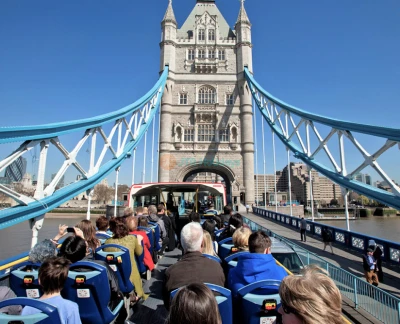 London Hop-On-Hop-Off Bus von Tootbus - Entdecken Sie das Beste von London mit dem Hop-On Hop-Off Bus von Tootbus. Fahren Sie mit einem offenen Doppeldeckerbus durch die Stadt und genießen Sie erstaunliche Ausblicke auf berühmte Wahrzeichen wie Big Ben, Buckingham Palace und das London Eye. Steigen Sie aus, wann immer Sie Museen, Parks und Einkaufsstraßen erkunden möchten. Steigen Sie dann wieder ein, wenn Sie bereit sind, Ihr Abenteuer fortzusetzen. Die Busse fahren häufig, so dass Sie nie lange warten müssen. Hören Sie unterhaltsame und interessante Audioguides während der Fahrt. Wählen Sie aus verschiedenen Routen, um alle Top-Sehenswürdigkeiten zu sehen. Es ist eine unterhaltsame, einfache und flexible Möglichkeit, London zu erkunden. Perfekt für Familien, Freunde und Erstbesucher London Hop-On-Hop-Off Bus von Tootbus - Bild 5 von 5