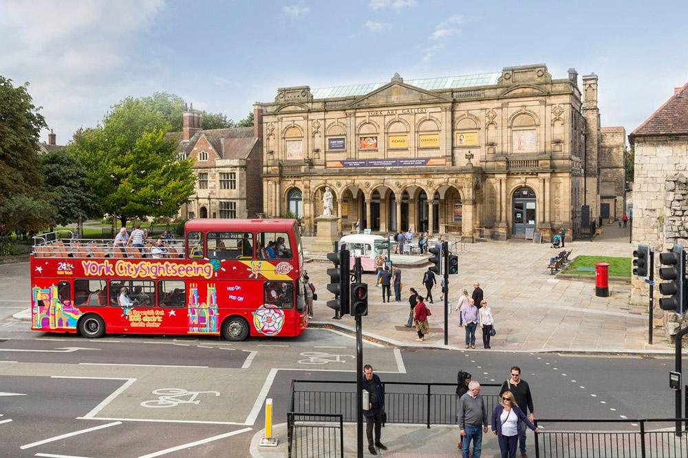 Visite en bus touristique à arrêts libres de York - Découvrez York avec une visite en bus à arrêts libres. Explorez les principales attractions à votre rythme grâce à des trajets illimités et des audioguides multilingues. Visite en bus touristique à arrêts libres de York - Image 2 sur 5