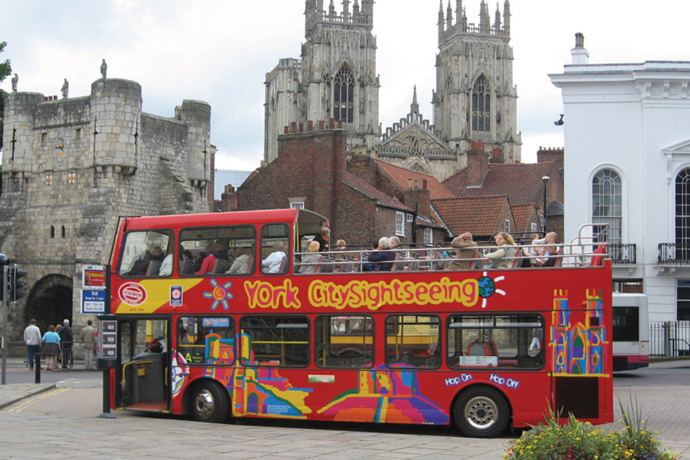 Visite en bus touristique à arrêts libres de York - Découvrez York avec une visite en bus à arrêts libres. Explorez les principales attractions à votre rythme grâce à des trajets illimités et des audioguides multilingues. Visite en bus touristique à arrêts libres de York - Image 1 sur 5