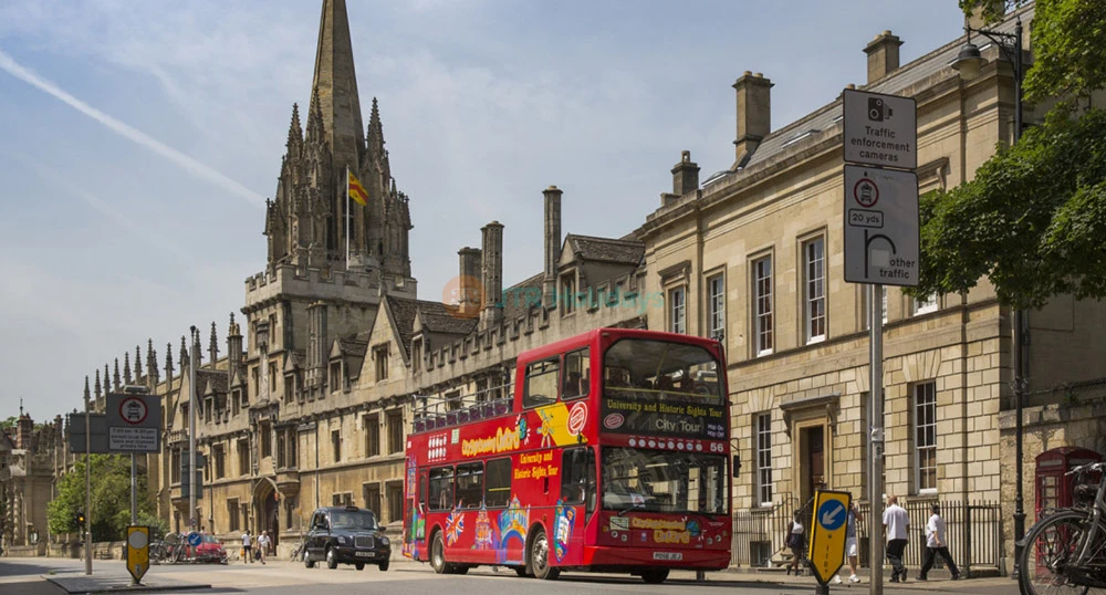 City Sightseeing Oxford Hop-on Hop-off Bustour - Entdecken Sie Oxford mit einer City Sightseeing Hop-On Hop-Off Bustour. Besuchen Sie Top-Attraktionen wie Oxford Castle, Bodleian Library und Carfax Tower mit mehrsprachigen Audioguides und flexiblen Haltestellen. City Sightseeing Oxford Hop-on Hop-off Bustour - Bild 1 von 5