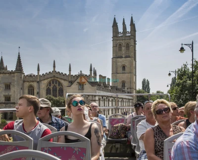 City Sightseeing Oxford Hop-on Hop-off Bustour - Entdecken Sie Oxford mit einer City Sightseeing Hop-On Hop-Off Bustour. Besuchen Sie Top-Attraktionen wie Oxford Castle, Bodleian Library und Carfax Tower mit mehrsprachigen Audioguides und flexiblen Haltestellen. City Sightseeing Oxford Hop-on Hop-off Bustour - Bild 2 von 5