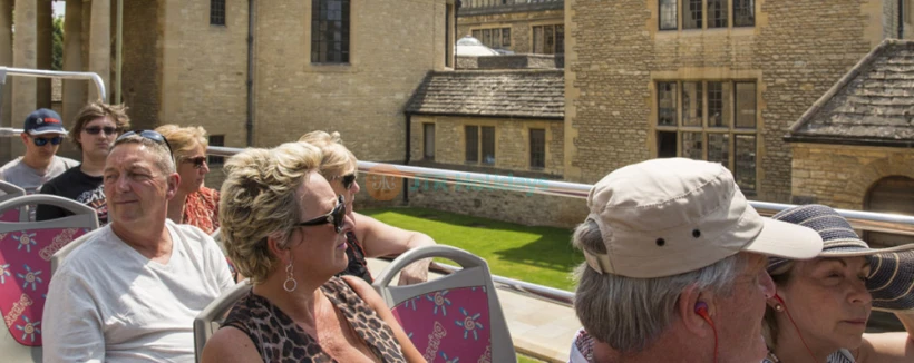 City Sightseeing Oxford Hop-on Hop-off Bustour - Entdecken Sie Oxford mit einer City Sightseeing Hop-On Hop-Off Bustour. Besuchen Sie Top-Attraktionen wie Oxford Castle, Bodleian Library und Carfax Tower mit mehrsprachigen Audioguides und flexiblen Haltestellen. City Sightseeing Oxford Hop-on Hop-off Bustour - Bild 3 von 5