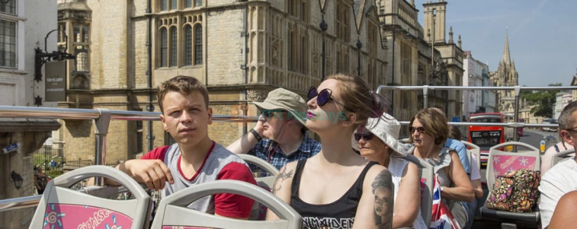 City Sightseeing Oxford Hop-on Hop-off Bustour - Entdecken Sie Oxford mit einer City Sightseeing Hop-On Hop-Off Bustour. Besuchen Sie Top-Attraktionen wie Oxford Castle, Bodleian Library und Carfax Tower mit mehrsprachigen Audioguides und flexiblen Haltestellen. City Sightseeing Oxford Hop-on Hop-off Bustour - Bild 4 von 5