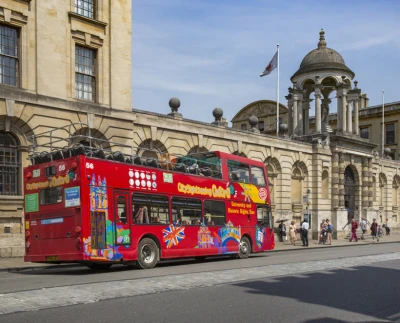 City Sightseeing Oxford Hop-on Hop-off Bustour - Entdecken Sie Oxford mit einer City Sightseeing Hop-On Hop-Off Bustour. Besuchen Sie Top-Attraktionen wie Oxford Castle, Bodleian Library und Carfax Tower mit mehrsprachigen Audioguides und flexiblen Haltestellen. City Sightseeing Oxford Hop-on Hop-off Bustour - Bild 5 von 5