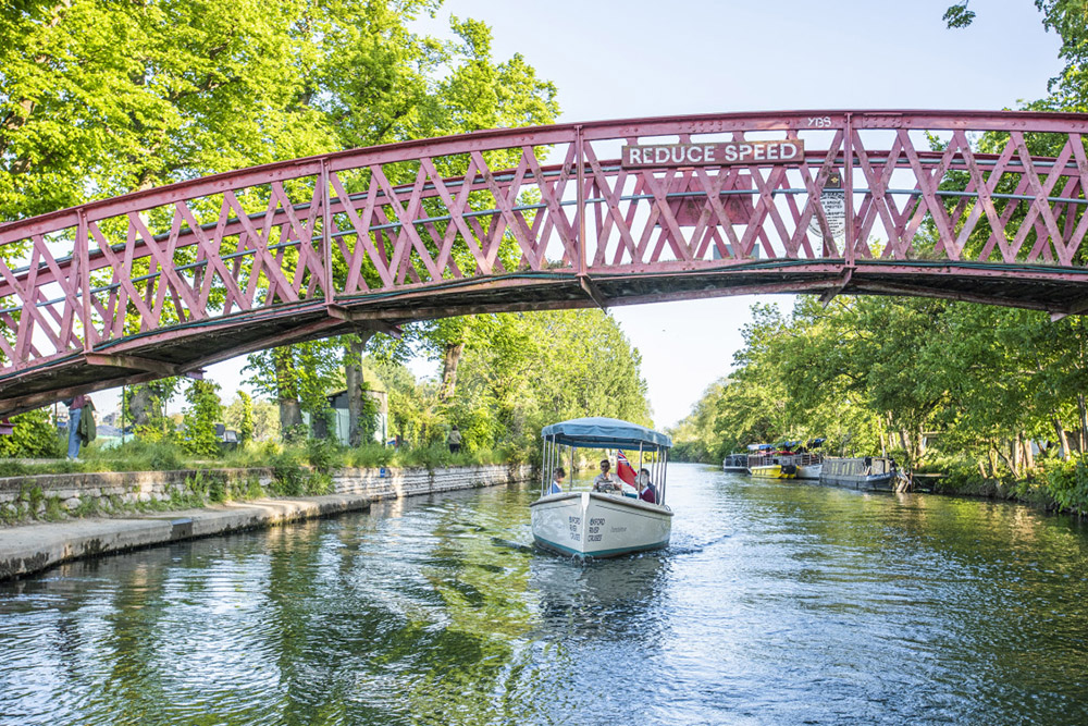 Oxford Sightseeing River Cruise - Discover Oxford from the water on a 50 minute River Thames sightseeing cruise. Sail past Folly Bridge, Christchurch Meadows, and Iffley Village aboard an elegant Edwardian-style boat. Oxford Sightseeing River Cruise - Image 1 of 5