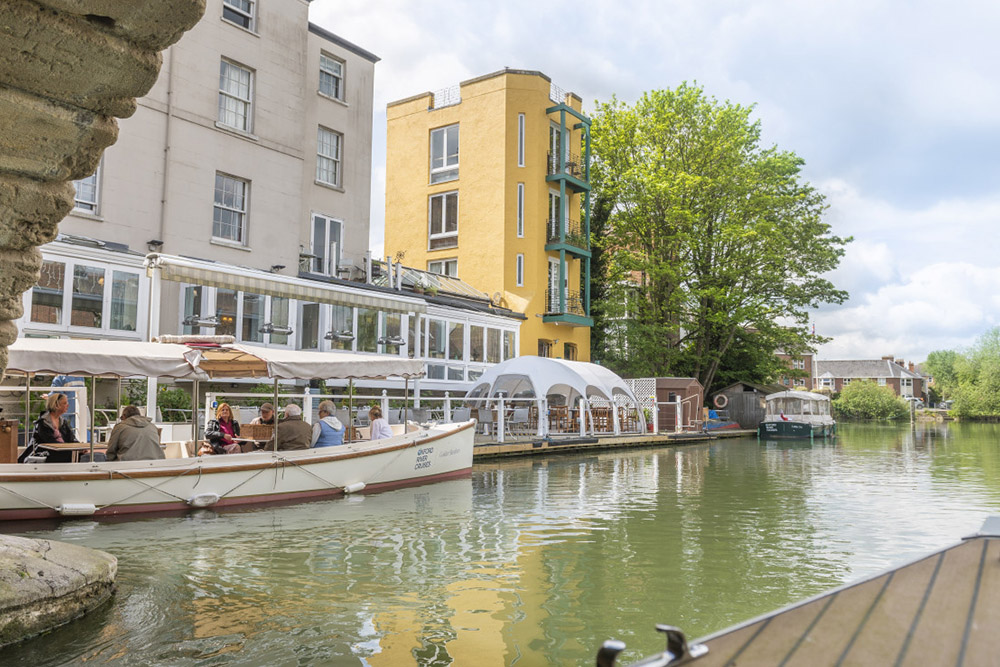 Oxford Sightseeing River Cruise - Discover Oxford from the water on a 50 minute River Thames sightseeing cruise. Sail past Folly Bridge, Christchurch Meadows, and Iffley Village aboard an elegant Edwardian-style boat. Oxford Sightseeing River Cruise - Image 3 of 5