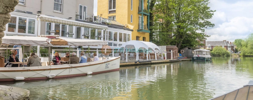Oxford Sightseeing River Cruise - Discover Oxford from the water on a 50 minute River Thames sightseeing cruise. Sail past Folly Bridge, Christchurch Meadows, and Iffley Village aboard an elegant Edwardian-style boat. Oxford Sightseeing River Cruise - Image 3 of 5