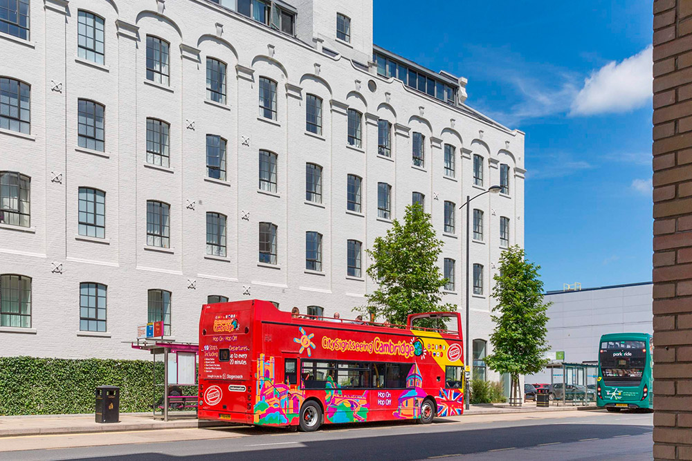 City Sightseeing Cambridge Hop-On Hop-Off Bus Tour - Entdecken Sie Cambridge mit einem flexiblen Hop-On-Hop-Off-Busticket. Genießen Sie 18 Stopps bei Top-Attraktionen, historischen Colleges und Museen mit unbegrenzten Fahrten, um die Stadt in Ihrem eigenen Tempo zu erkunden. City Sightseeing Cambridge Hop-On Hop-Off Bus Tour - Bild 1 von 5