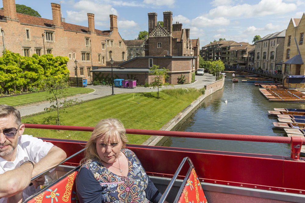 City Sightseeing Cambridge Hop-On Hop-Off Bus Tour - Entdecken Sie Cambridge mit einem flexiblen Hop-On-Hop-Off-Busticket. Genießen Sie 18 Stopps bei Top-Attraktionen, historischen Colleges und Museen mit unbegrenzten Fahrten, um die Stadt in Ihrem eigenen Tempo zu erkunden. City Sightseeing Cambridge Hop-On Hop-Off Bus Tour - Bild 5 von 5