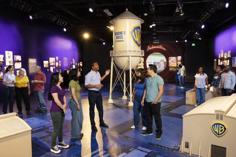ワーナー・ブラザース・スタジオツアー ハリウッド チケット ロサンゼルス - ロサンゼルスのワーナー・ブラザース・スタジオツアーをオンラインで予約。象徴的な映画やテレビ番組が撮影される現役のハリウッド・スタジオの興奮を体験してください。本物のセントラル・パーク・カフェのソファでフレンズとくつろぎ、高度なバットモービルの進化を探り、制作現場の裏側に近づくツアーでお気に入りのエンターテインメントをより深く味わえます。 ワーナー・ブラザース・スタジオツアー ハリウッド チケット ロサンゼルス - 画像 2 の 5