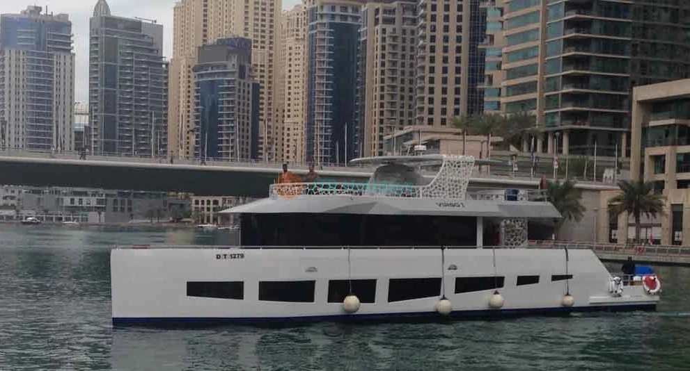 Paseo en yate de lujo Dubai Virgo 90 pies (90 personas) - Imagen 1 de 5